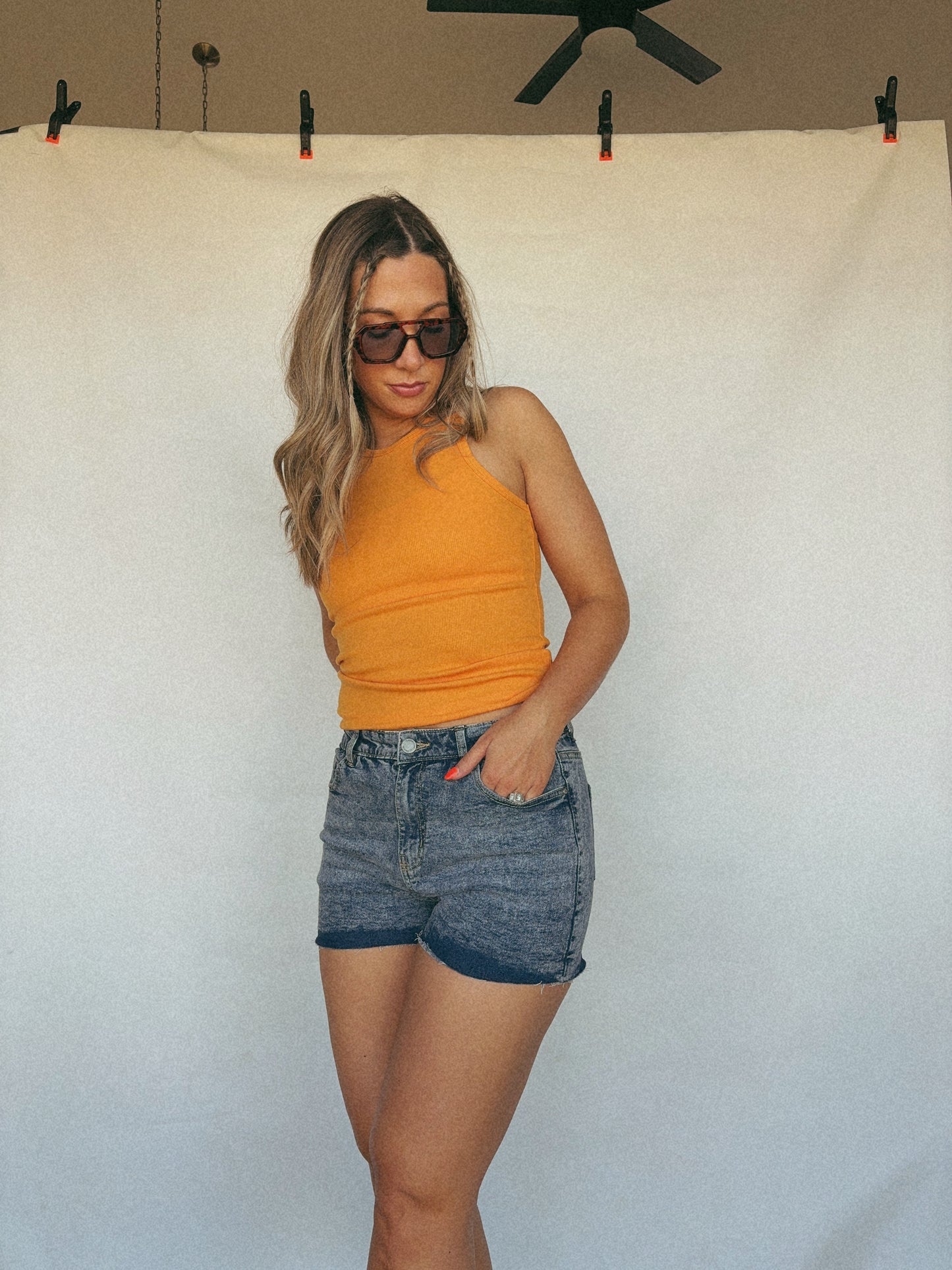 STRETCH HIGH RISE FREY HEM DENIM SHORTS: MEDIUM WASH