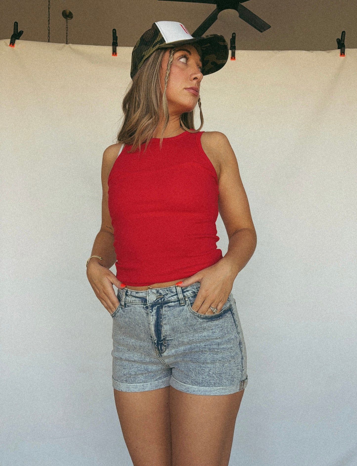 STRETCH  ROLL-UP  MOM SHORTS: LIGHT WASH
