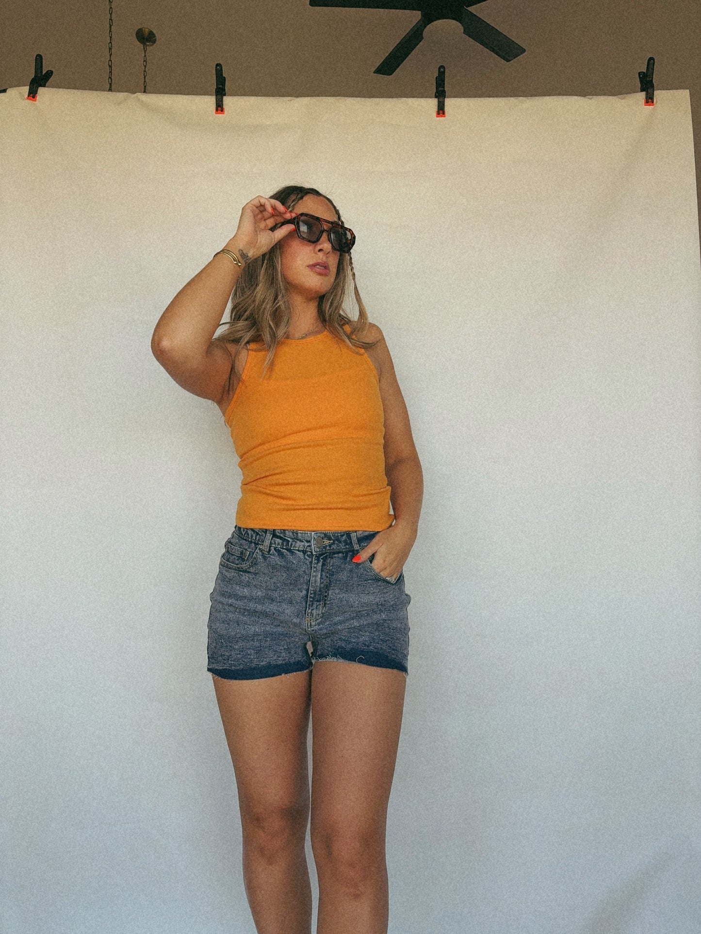 STRETCH HIGH RISE FREY HEM DENIM SHORTS: MEDIUM WASH
