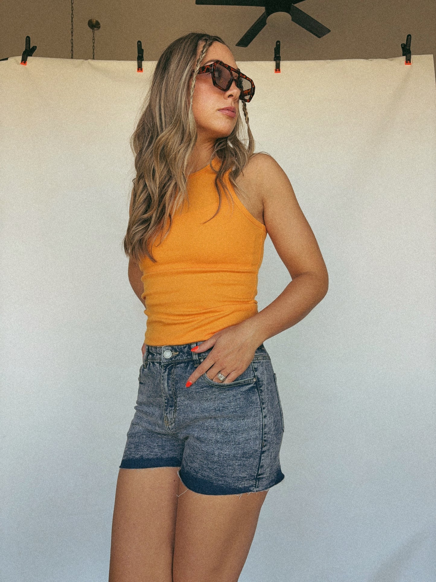 STRETCH HIGH RISE FREY HEM DENIM SHORTS: MEDIUM WASH